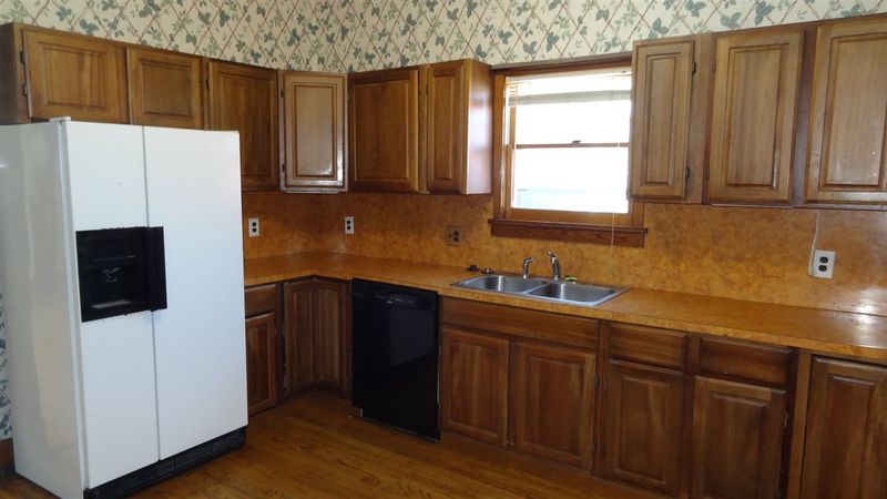 212 E 8th, Newton, KS 67114