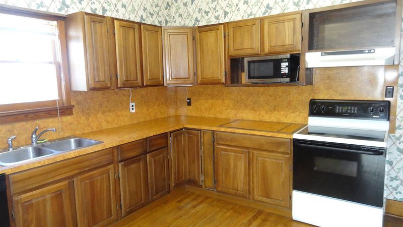 212 E 8th, Newton, KS 67114