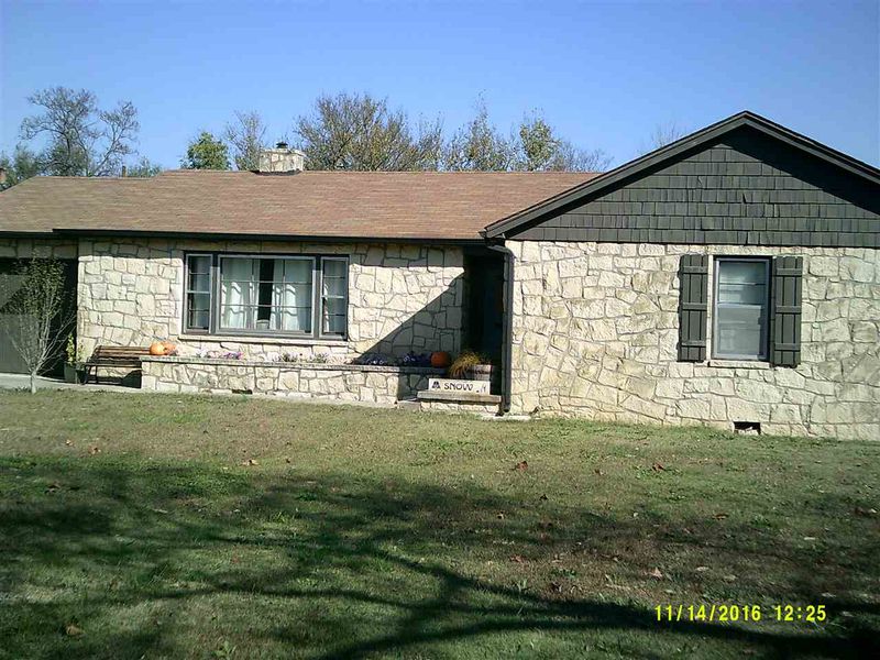 902 Circle Dr, Arkansas City, KS 67005