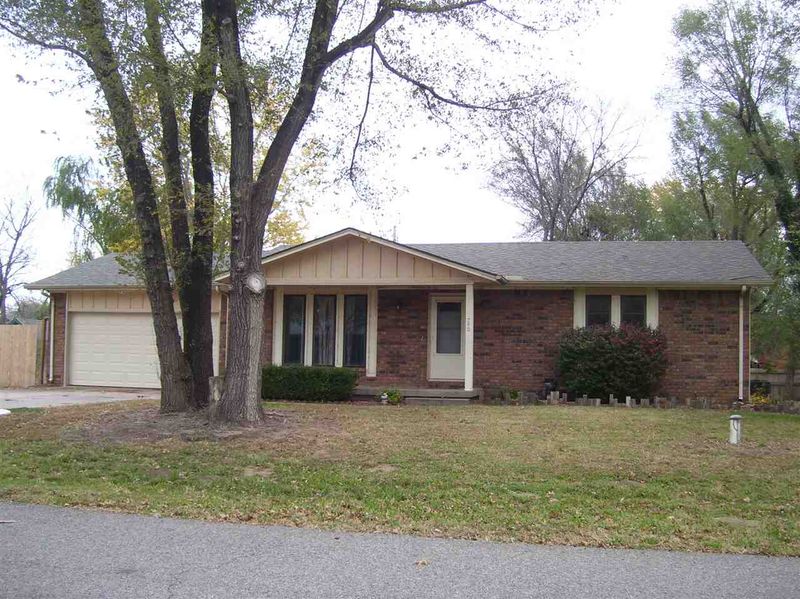 740 S Queen, Maize, KS 67202