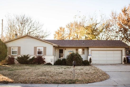 327 S Heather Ln, Maize, KS 67101