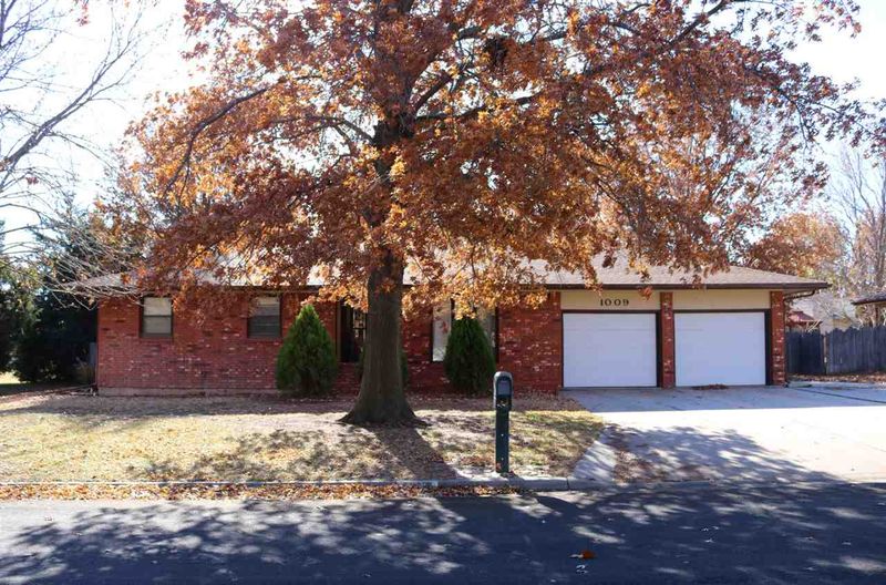 1009 Trinity Dr, Newton, KS 67114