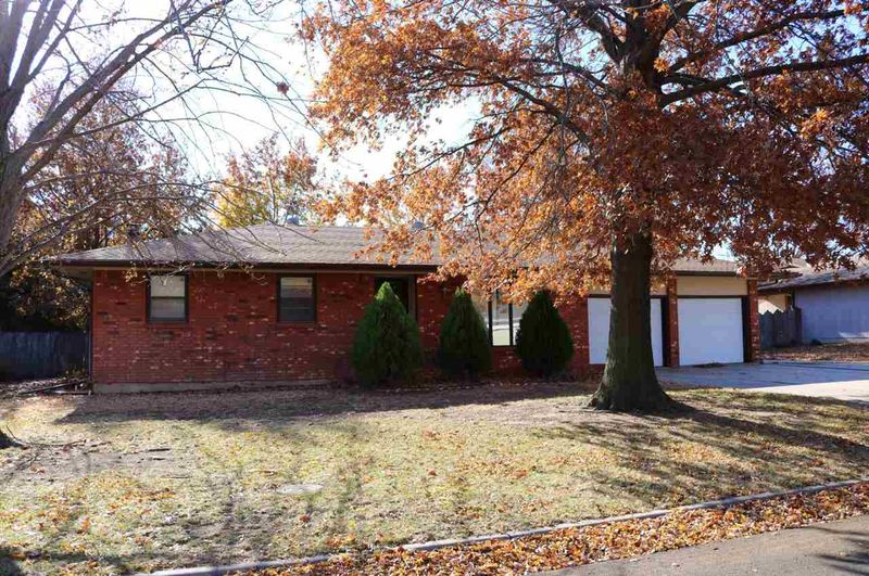 1009 Trinity Dr, Newton, KS 67114