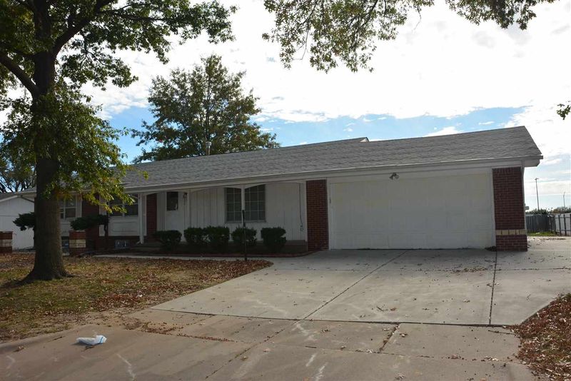 8021 E Peach Tree Ln, Wichita, KS 67207