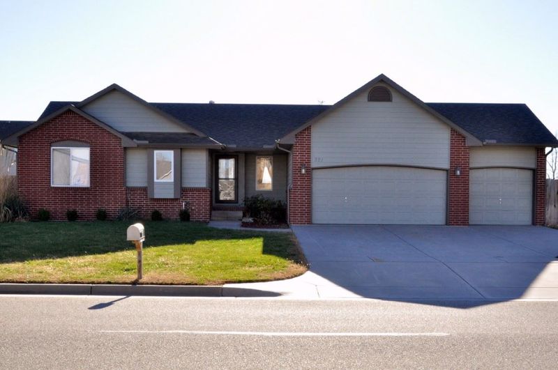 321 W Tuscany Dr, Andover, KS 67002