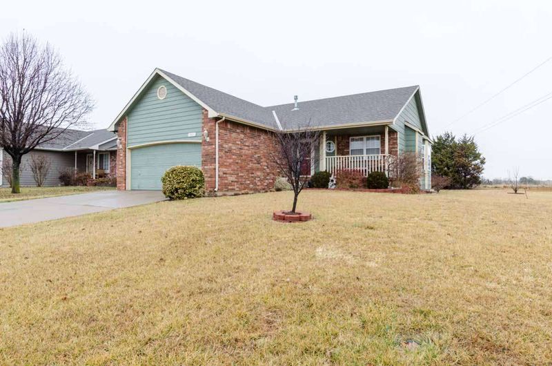 1912 E Glen Hills Dr, Derby, KS 67037