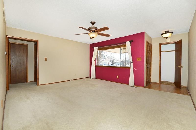 5620 E 41st St N, Bel Aire, KS 67220