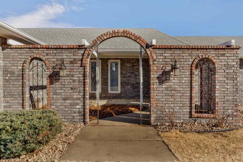 4 N High Point Rd, Valley Center, KS 67147