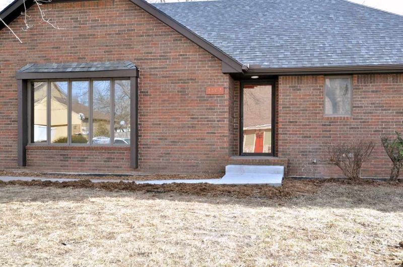 1401 E Cresthill Rd, Derby, KS 67037
