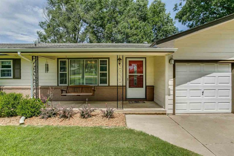 823 N Prosperity Ln, Andover, KS 67002