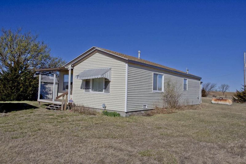 7929 N Hoover Rd, Valley Center, KS 67147