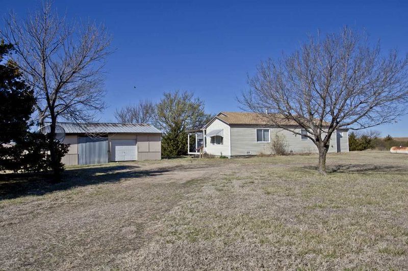 7929 N Hoover Rd, Valley Center, KS 67147