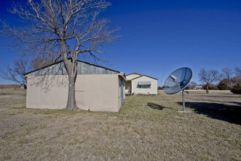 7929 N Hoover Rd, Valley Center, KS 67147