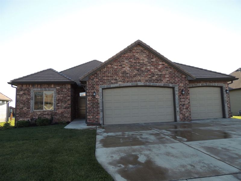 5091 N Hampton St, Bel Aire, KS 67226