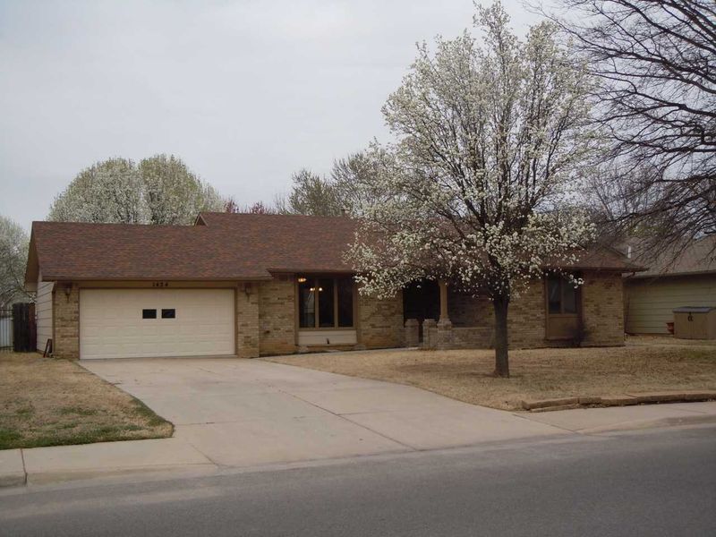 1424 E James St, Derby, KS 67037