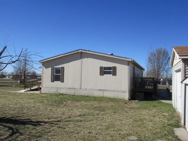 2106 E Winchester St, Wichita, KS 67216