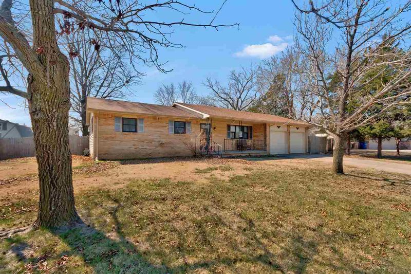 4911 E 46th St N, Bel Aire, KS 67220