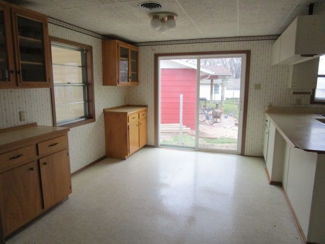 411 S 5th St, Colwich, KS 67030