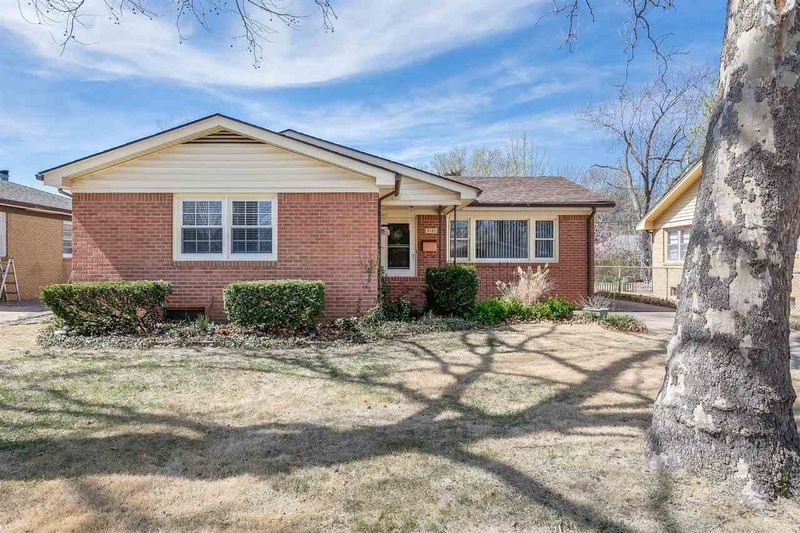2121 S Volutsia St, Wichita, KS 67211
