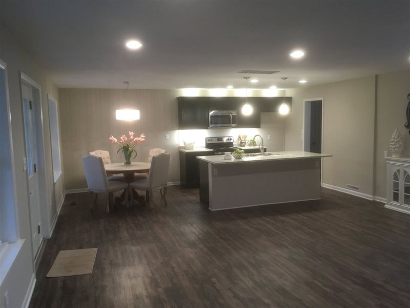 2129 W 1st St, Newton, KS 67114