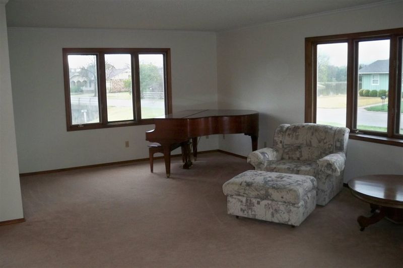 500 Rolling Hills Dr, Newton, KS 67114