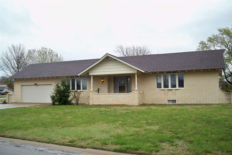 500 Rolling Hills Dr, Newton, KS 67114