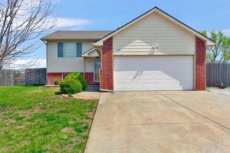 828 N Sunrise Cir, Goddard, KS 67052