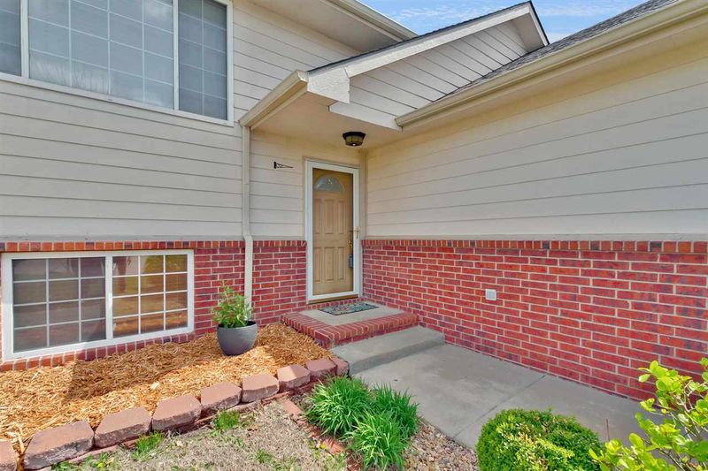 828 N Sunrise Cir, Goddard, KS 67052