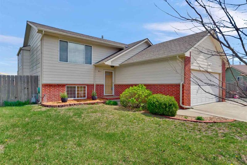 828 N Sunrise Cir, Goddard, KS 67052