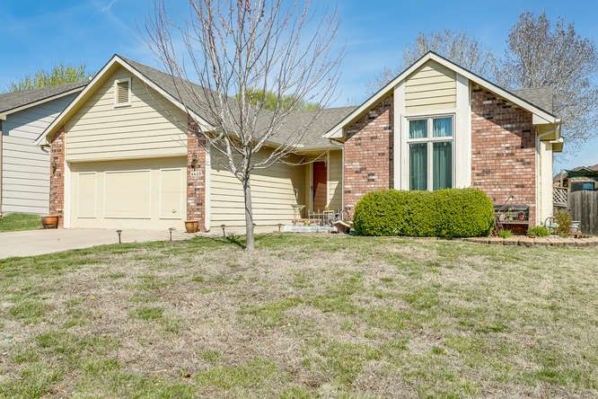 6620 E Saint James Pl, Bel Aire, KS 67226