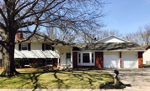 825 N Brook Forest Rd, Derby, KS 67037