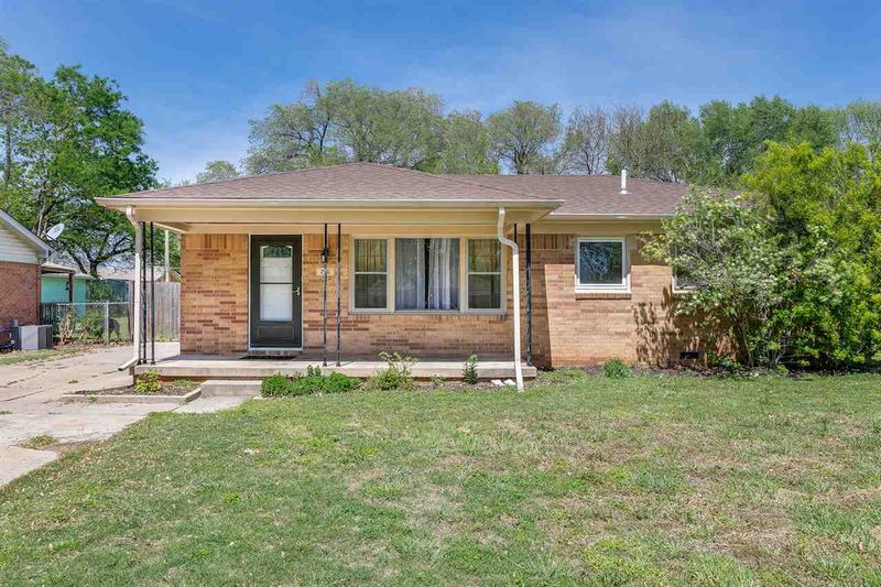 210 E English St, Mulvane, KS 67110