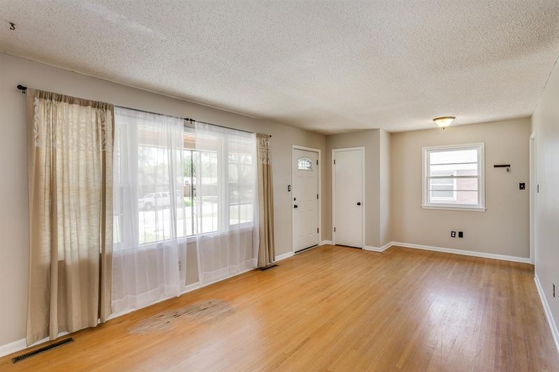 210 E English St, Mulvane, KS 67110