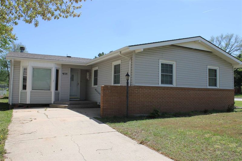924 S Poplar, Newton, KS 67114