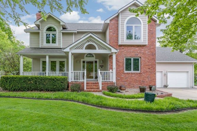 2107 E Country View Dr, Derby, KS 67037