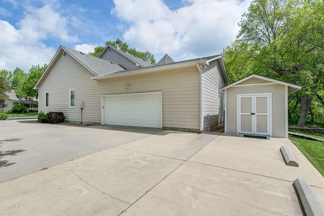 2107 E Country View Dr, Derby, KS 67037