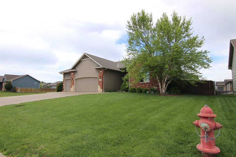 402 E Fox Run Ct, Mulvane, KS 67110
