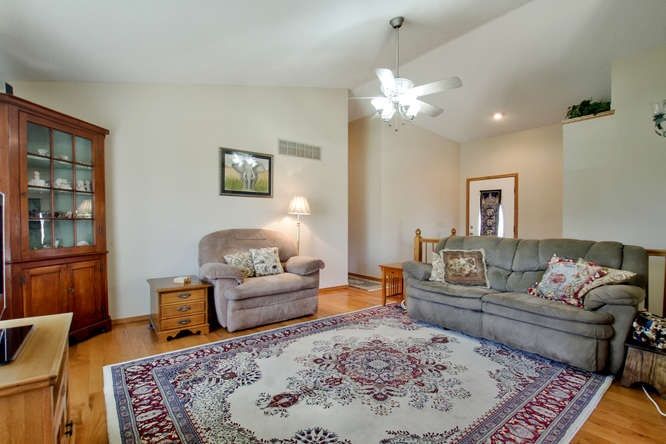 344 E Fox Run St, Mulvane, KS 67110