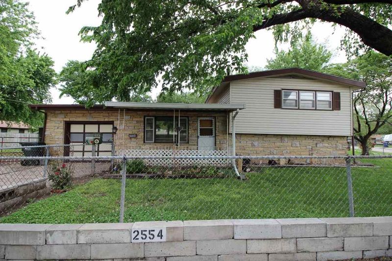 2554 S Southeast Dr, Wichita, KS 67216