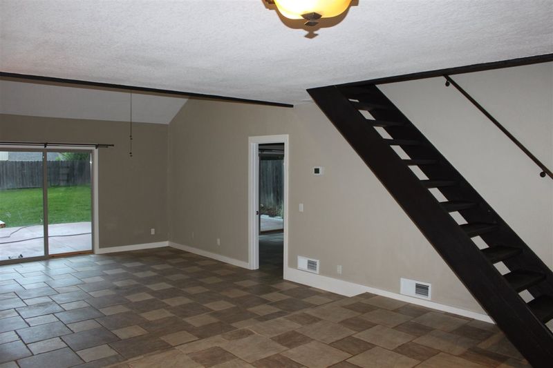 8228 E Chalet Dr, Wichita, KS 67207
