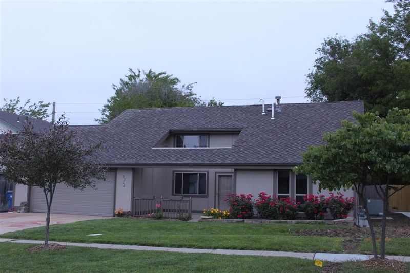 8228 E Chalet Dr, Wichita, KS 67207