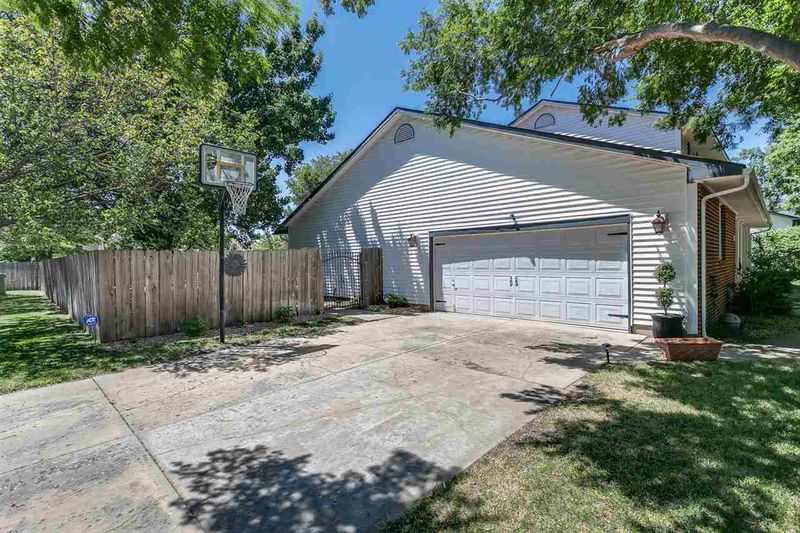 105 N Lioba Dr, Andover, KS 67002