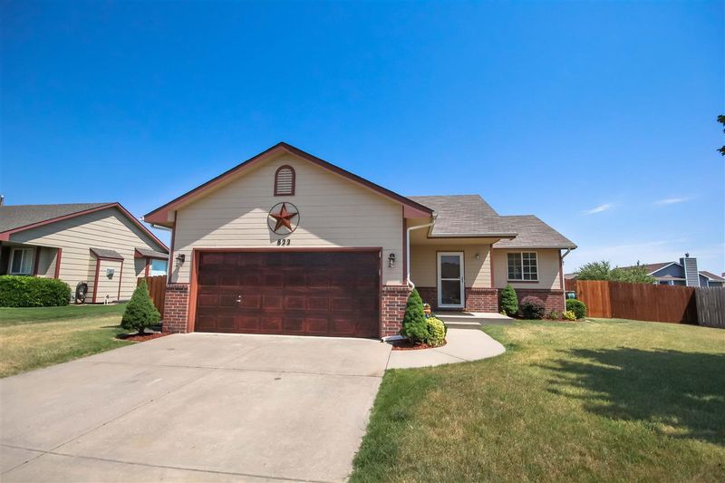 822 E Peach Ave, Haysville, KS 67060