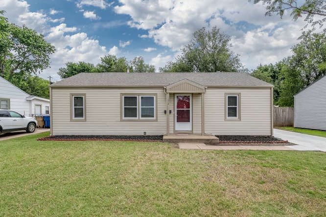 1014 N Buckner Ave, Derby, KS 67037