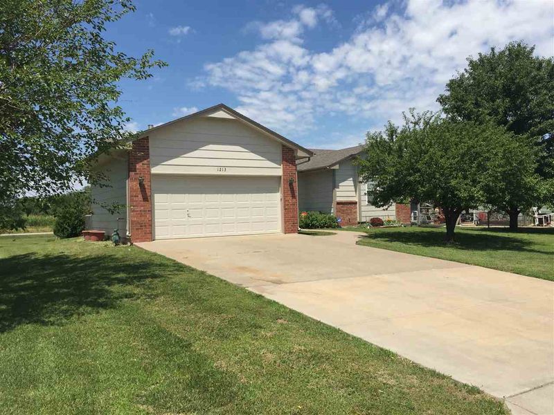 1213 Hillside Dr, Winfield, KS 67156