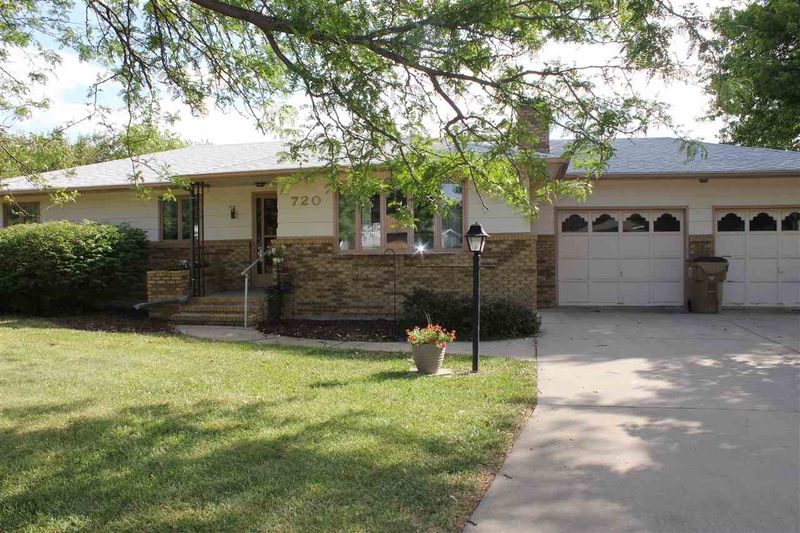720 Wheat Ln, Hesston, KS 67062