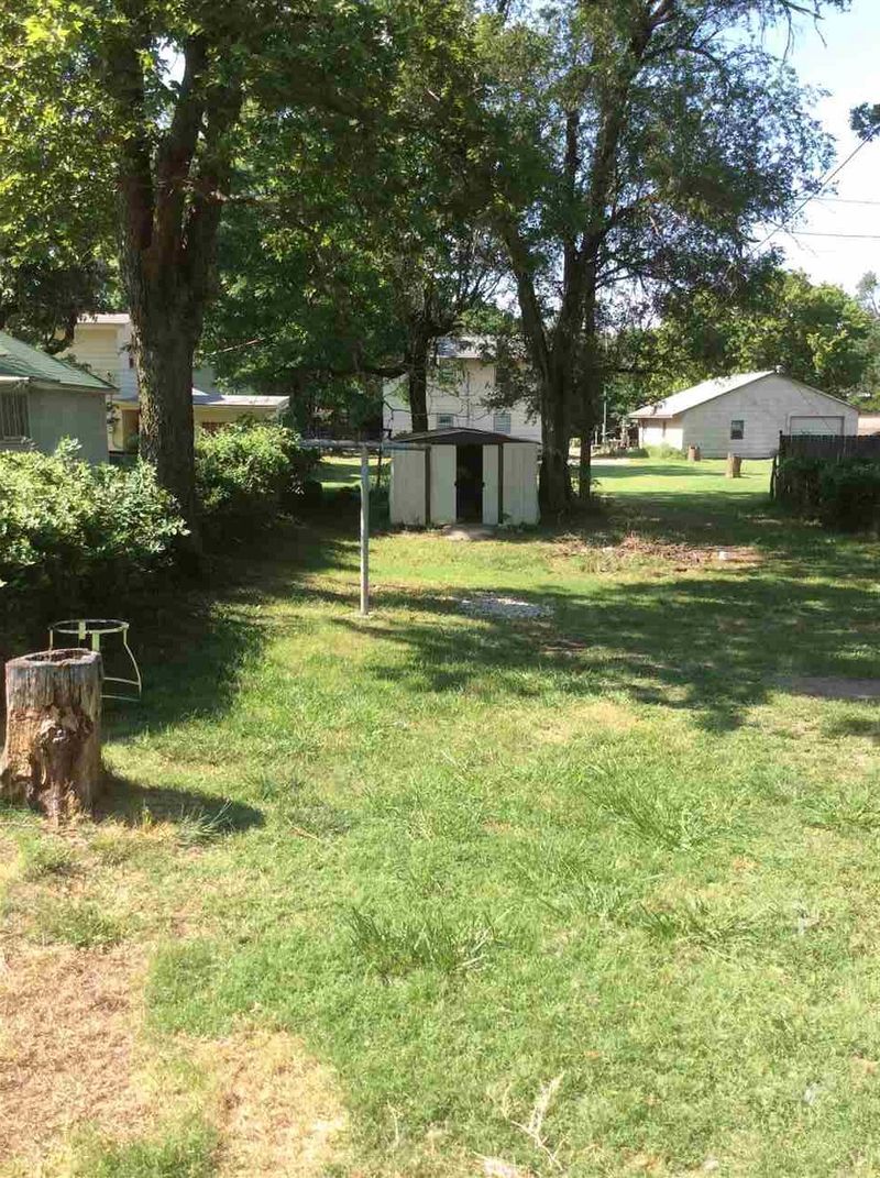 617 E 1st, Newton, KS 67114