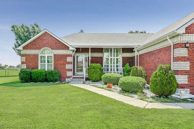 6462 S Eagle Dr, Derby, KS 67037