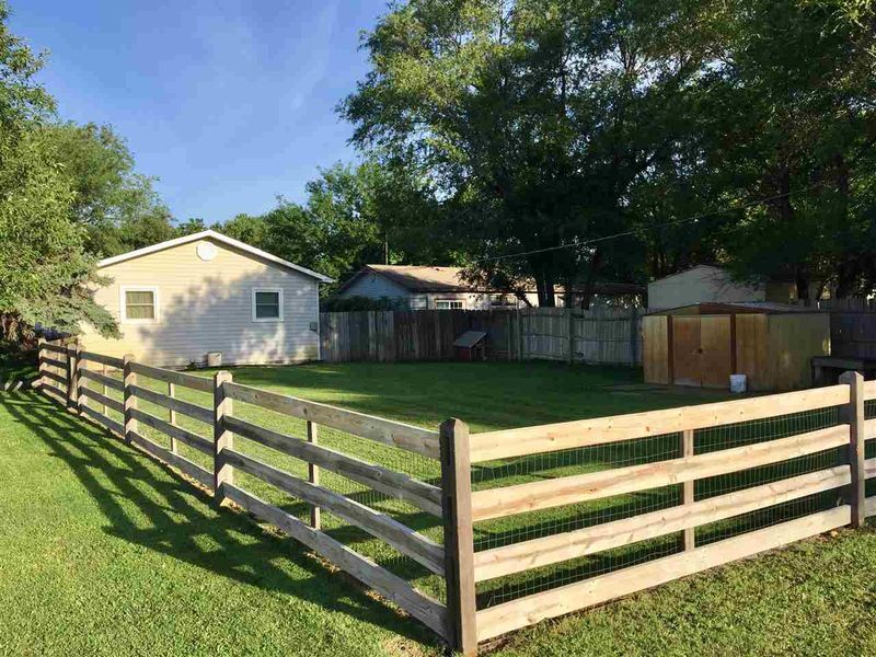 300 E 10th, Halstead, KS 67056