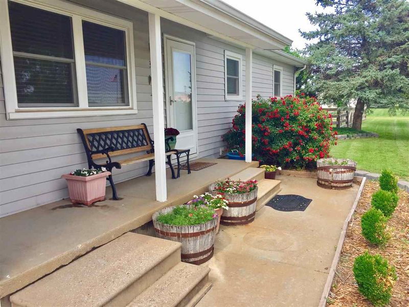 300 E 10th, Halstead, KS 67056